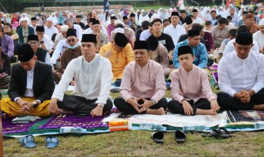 Dandim 0301 Pekanbaru dan Ketua Persit Laksanakan Sholat Idul Fitri Bersama Forkopimda 