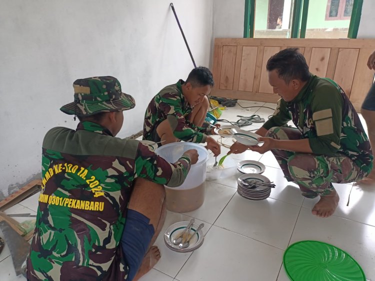 Nikmati Kolak Santan, Wujud Keromantisan Satgas Bersama Warga Di lokasi TMMD 