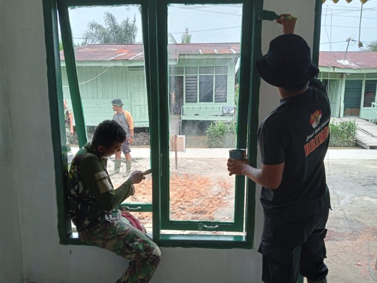 Satgas TMMD Lakukan Pengecatan Kusen Jendela Rumah Nurhayati 