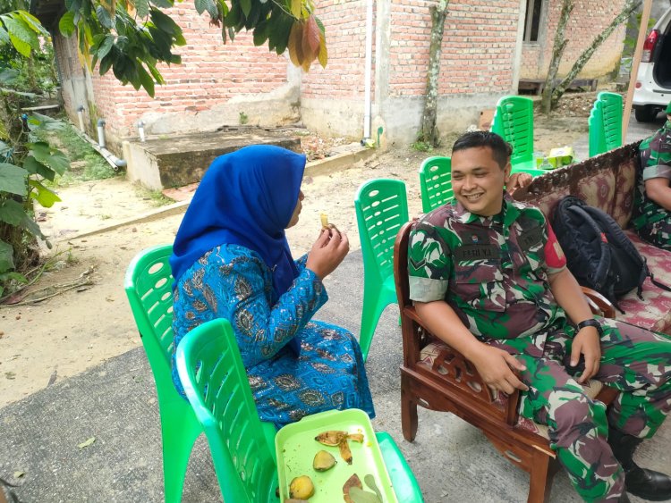 Tingkatkan Kamtibmas,Babinsa Kodim 0301/Pbr  Lakukan Komsos Dengan Tokoh Masyarakat