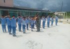 Tumbuhkan Semangat Kebangsaan, Babinsa Latih PBB Siswa di Hari Pertama Sekolah