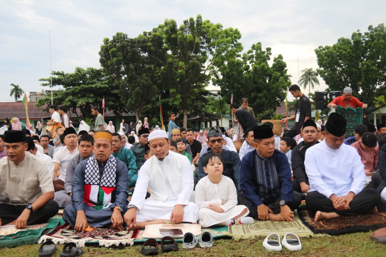 Dandim Letkol Ikhsanudin dan Forkopimda Tunaikan Sholat Idul Adha di Tengah Masyarakat Bukit Raya