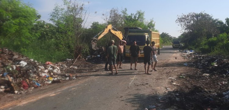 Tumpukan Sampah Menggunung,Babinsa Kodim 0301/Pbr Turut Laksanakan Pembersihan