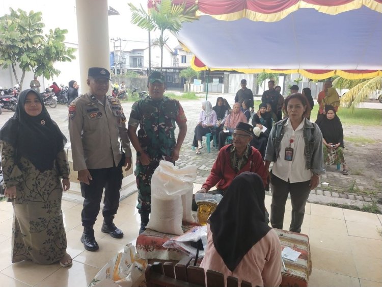 Babinsa Kodim 0301/Pbr Kawal Penyaluran Bantuan Pangan untuk 242 KPM