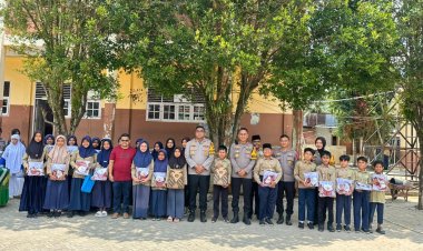 Kapolres Kampar Bagikan Baju Sekolah kepada Siswa SD Muhammadiyah Desa Gobah, Wujud Peduli dan Solidaritas   