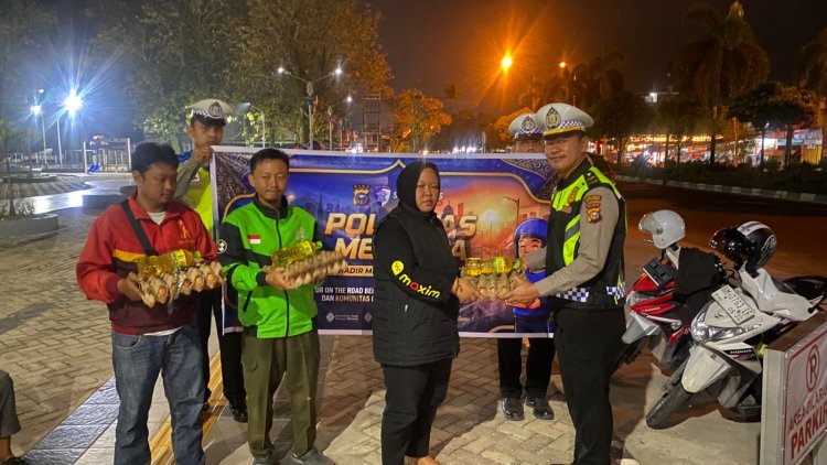 Polantas Menyapa, Satlantas Polres Pelalawan Sahur Bersama dan Bagikan Sembako untuk Ojol