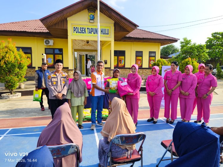 Bhanyangkari Peduli: Polsek Tapung Hulu dan Insan Pers Salurkan 24 Paket Sembako untuk Warga