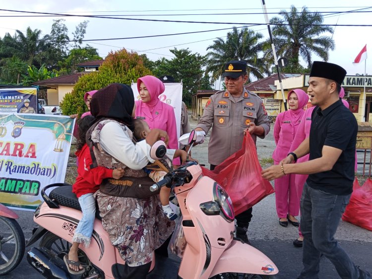Polsek Kampar dan Bhayangkari Gelar Aksi Berbagi Takjil di Jalan Raya, Bangun Kehangatan Ramadhan dan Sinergi Bersama Masyarakat