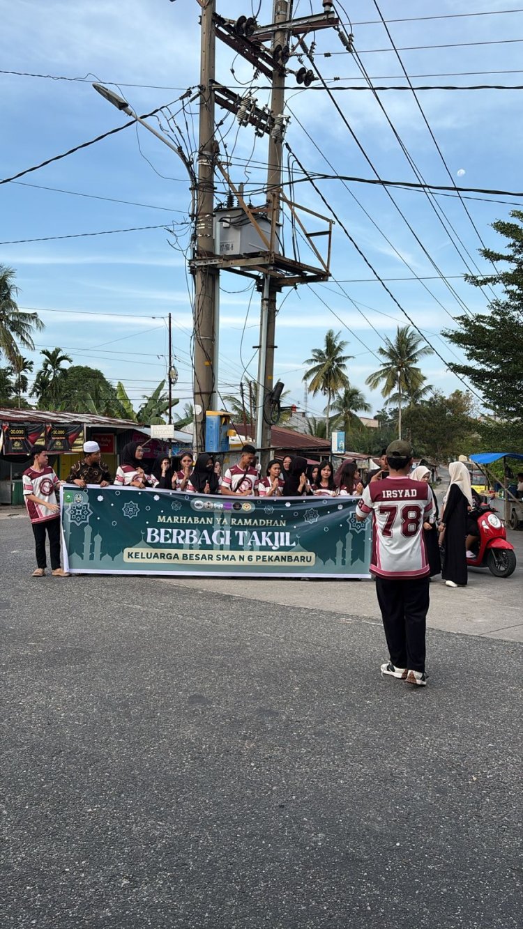 Tumbuhkan Sikap peduli Pada Sesama,Siswa SMAN 6 Pekanbaru Berbagi Takjil dan santuni Anak Yatim