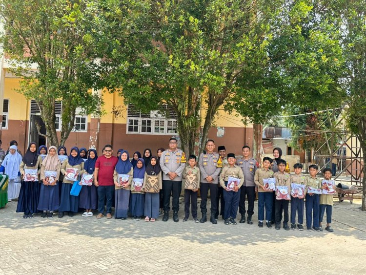Kapolres Kampar Bagikan Baju Sekolah kepada Siswa SD Muhammadiyah Desa Gobah, Wujud Peduli dan Solidaritas   